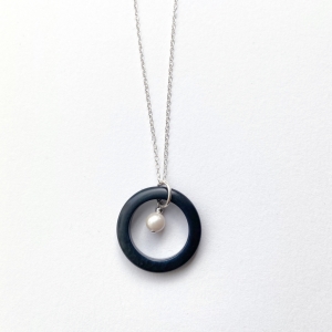 Core pendant with sea water pearl (Akoya), set on silver